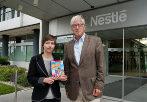 Müsli für den Nestlé-Chef: Muster für ausgewogene Kinder-Frühstücksflocken an Vorstandsvorsitzenden Berssenbrügge überreicht - foodwatch fordert Rezepturänderung bei Kinderprodukten