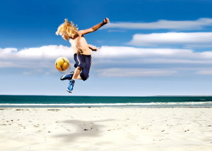 Die BKK vor Ort und der Tourismusservice Scharbeutz laden ein: Beachsoccer für Kids, Mitmach-Aktionen und Gewinnspiele am Strand