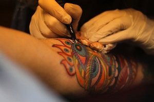 Im Trend: Tattoos sind heute gefragter denn je (Foto: flickr.com/KSDigital)