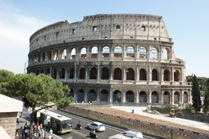 Colosseum: antikes Erbe kann Probleme nicht lösen (Foto: pixelio.de, thopix)