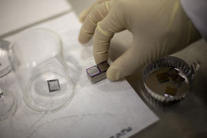 Ionenantrieb für Kleinstsatelliten vorgestellt – Centgroße Düse lässtt CubeSats brav abstürzen