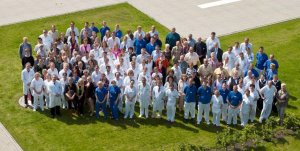 Bild Belegschaft 2012 web: Mitarbeiter der Sana Kliniken Lübeck