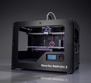 Schwarzes Stahl-Gehäuse: 3D-Drucker im eleganteren Look (Foto: MakerBot)