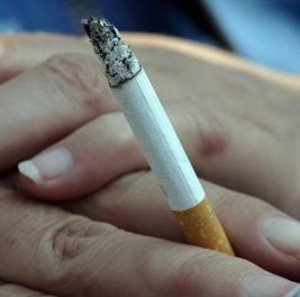 Zigarette: Wer im Auto raucht, gefährdet Kinder (Foto: pixelio.de, G. Havlena)