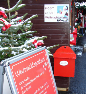 Weihnachtspostamt auf dem Lübecker Weihnachtsmarkt am UNICEF-Stand (c) LTM