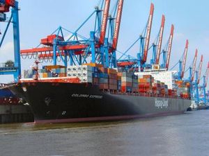 Containerschiff: deutsche Wirtschaft zieht an (Foto: pixelio.de/Maren Beßler)