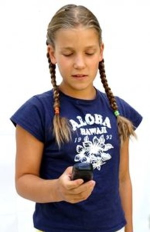 Mädchen: Spiele-Apps können teuer werden (Foto: pixelio.de, S. Hofschläger)