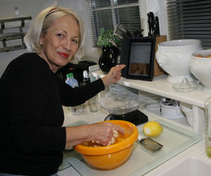 Kochen: Frau kocht nach Pad-App (Foto: pixelio.de, R. Sturm)