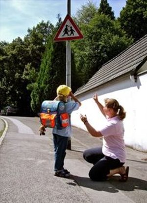 Kind: Eltern sollten früh Selbstständigkeit vermitteln (Foto: pixelio.de, GTÜ)