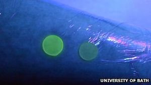 Neuer Wundverband leuchtet bei Infektionen auf – Lebensrettend bei Kindern – Farbe reagiert auf gefährliche Bakterien