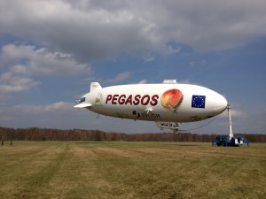 Riesen-Luftschiff zu Besuch am Lübeck Airport