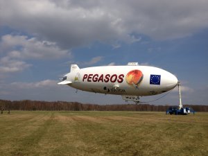 Forscher und Pilot: Der Chemiker Dr. Thomas Mentel und Zeppelin Pilot Oliver Jäger gut gelaunt vor dem Pegasos Luftschiff, das am Mast verankert und immer in Bewegung ist