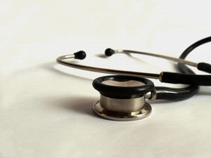 Stetoskop: Ärzte intoleranter Dicken gegenüber (Foto: pixelio.de, H. Zaremba)