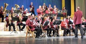 Das Förde-Blasorchester Kiel sorgt in Meeschendorf für Stimmung