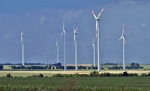 Windräder: erzeugen mehr Strom als Konzernen lieb ist (Foto: pixelio, luise)