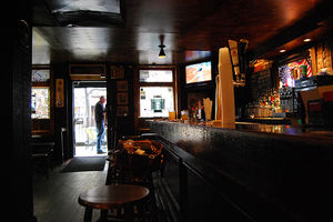 Leeres Pub: Besitzer sind verschuldet (Foto: flickr/Paul Lowry)