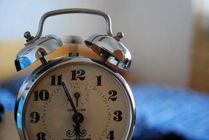 Wecker: Arbeit wichtiger als Schlaf (Foto: Rudolf Ortner/pixelio.de)