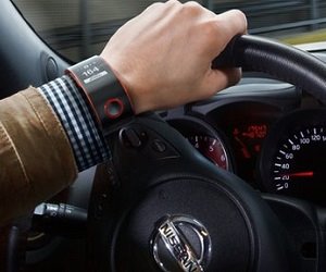 Nissan präsentiert Smartwatch fürs Auto – Gerät zeigt Fahrzeug-Performance und erfasst Biodaten