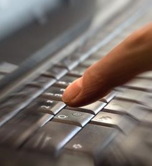 Finger auf Tastatur: Hacker greifen Adobe an (Foto: pixelio.de, Rainer Sturm)