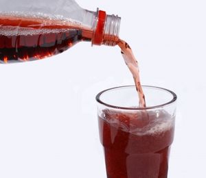Cola: Graphen-Flaschen halten länger frisch (Foto: pixelio.de, S. Hofschlaeger)