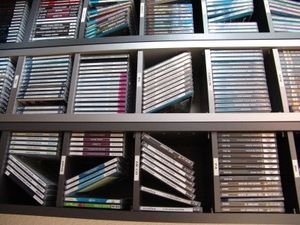 Musik-CDs: Viel davon landet illegal im Netz (Foto: pixelio.de/Shininess)