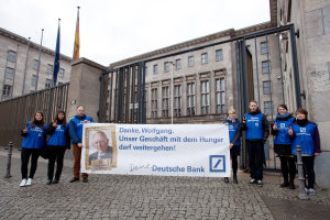 Nahrungsmittelspekulation: Wie Schäuble vor den Hungermachern einknickte – foodwatch-Aktion vor dem Bundesfinanzministerium