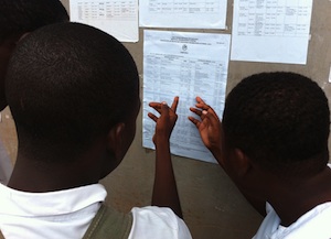 Notenaushang: Schüler bessern eigene Leistungen auf (Foto: flickr.com/ICT4D)