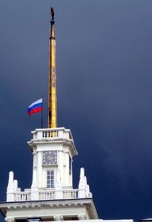 Russische Flagge auf Krim-Gebäude: Börsen nervös (Foto: pixelio.de, Helga Ewert)