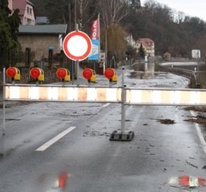 Wegen Hochwasser gesperrt: Ereignisse nehmen zu (Foto: pixelio.de, G. Frassa)