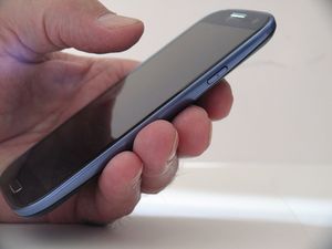 Smartphone: wird am Tag mehr als 150 Mal berührt (Foto: pixelio.de, Lupo)
