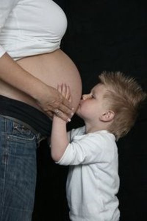 Babybauch: Eltern verletzen Rechte der Kinder (Foto: pixelio.de/Norbert Roemers)