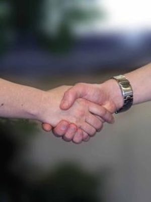 Begrüßung per Faust: Kaum Chancen für Bakterien – Forscher raten statt Händeschütteln zu „Fist Bumps“ oder Verbeugungen