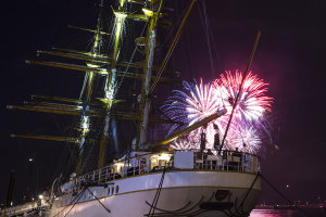 Feuerwerk in Warnemünde: Glückliches neues Sail-Jahr!