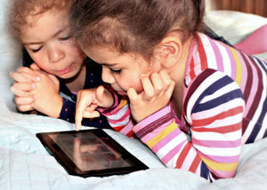 Kinder mit Tablet: Branche bricht der Absatz weg (Foto: pixelio.de, H. Souza)