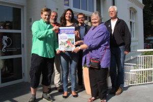 Poetry Slam in Timmendorfer Strand. Foto von links: Carl Echelmeyer, Ulrich Herrmann, Celine Harms, Joachim Nitz, Bärbel Rieger und Joachim Nickel