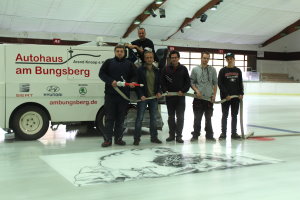 Im Bild von links nach rechts: Kevin Hesse, Michael Howe, Ulfert Weiß, Kevin Reincke, Lennart Machedanz und der „Eisbär“ mit Henry Thom