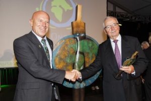 Joseph Wilhelm (links), Gründer und Gesellschafter der Rapunzel Naturkost GmbH sowie Initiator des OWA, gratuliert Prof. Dr. Dr. Klaus Töpfer (rechts), ehemaliger Bundesumweltminister und Exekutivdirektor des United Nations Environment Programme (UNEP), zum diesjährigen Ehrenpreis One World Award for Very Impacting People (OWA VIP-Award). Anwesend waren rund 900 Gäste aus aller Welt. Freitag, 19.10.2014, 23 Uhr, Legau Quelle: One World Award