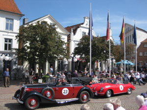 Automobile von gestern auf den Straßen von heute – und auf Eutins Marktplatz! Oldtimer-Treffen in Eutin