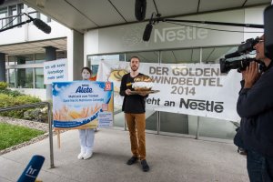 foodwatch-Aktion bei Nestlé: Konzern lehnt Goldenen Windbeutel ab – „Von Werbelüge und Gesundheitsgefährdung kann keine Rede sein“ – foodwatch: Konzern dreht Eltern die lange Nase