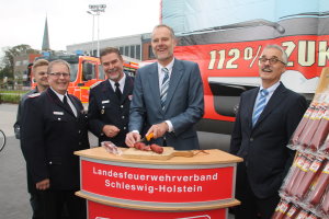 Landesjugendfeuerwehrwart Dirk Tschechne, Landesbrandmeister Detlef Radtke, EDEKA Nord Geschäftsführer Martin Steinmetz und Fleischwerk-Geschäftsführer Stephan Weber (v.lks.), Foto: Bauer / LFV SH