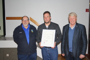 Burkhard Glaser (Mitte) erhielt eine hohe Auszeichnung. KFV-Vorstandsmitglied Klaus Bischoff (l.). und SCC-Vorsitzender Andreas Hagen gehörten zu den ersten Gratulanten. Foto: privat