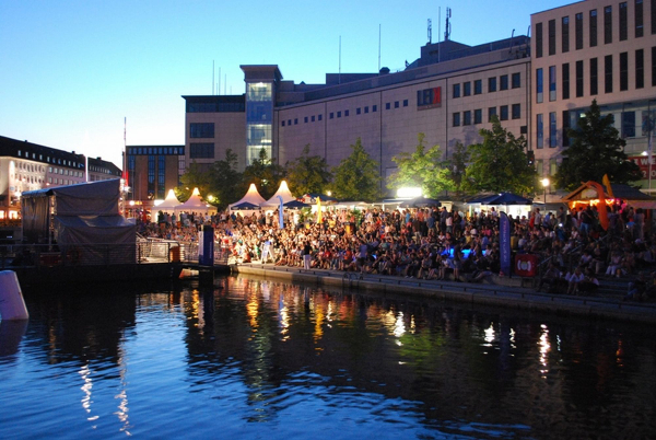 Auftakt-Wochenende zum 7. Kieler Bootshafensommer 2015 – die Junge Bühne Kiel feiert 10-jähriges Jubiläum auf schwimmender Bühne!