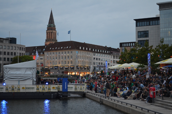 Kultur pur beim Kieler Bootshafensommer: Der BootshafenSlam trifft auf Kurzfilme, das Küstenkino und die drittgrößte Live-Opernübertragung der Welt!