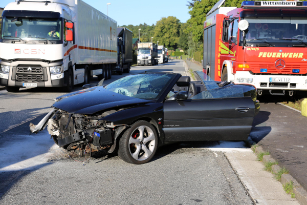 Kreis Segeberg – Wittenborn: Schwerer Verkehrsunfall Cabrio unter LKW – Fahrer musste von der Feuerwehr befreit werden