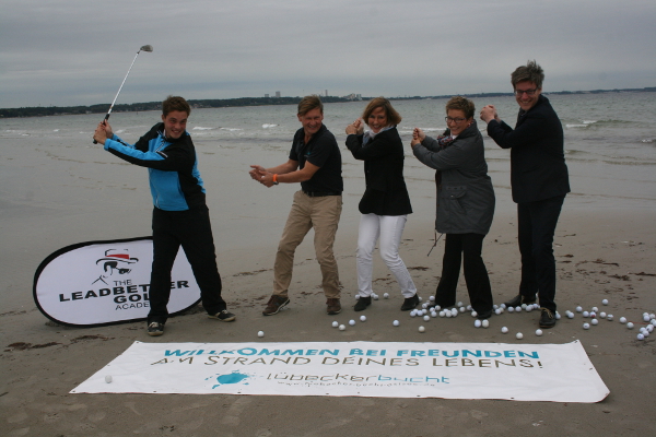 Personen auf dem 1. Bild im Anhang ‚Dünenmeile Beachgolf Cup 2015‘ (von links nach rechts): Sven Dyhr - David Leadbetter Golf Academy Hansjörg Conzelmann – Tourismus-Agentur Lübecker Bucht Birte Friedländer – Dünenmeile Scharbeutz Birgit Anker – Golfclub Scharbeutz André Rosinski - Tourismus-Agentur Lübecker Bucht