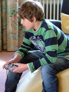Spielende Kinder: Handy schlägt Spielekonsole – 63 Prozent der Zwei- bis 17-Jährigen zocken auf mobilen Geräten
