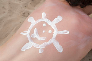 Nanopartikel „schützen“ Körper vor Sonnencreme – Schädliche Wirkstoffe können nicht mehr durch die Haut eindringen