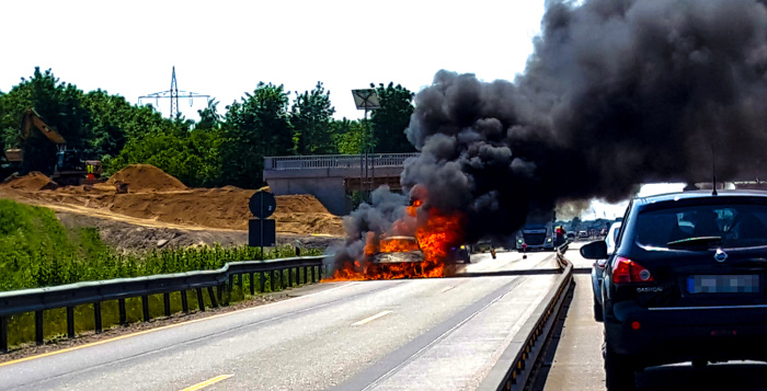 Vollsperrung A7 zum PKW Brand – Feuerwehr bleibt im Stau stecken