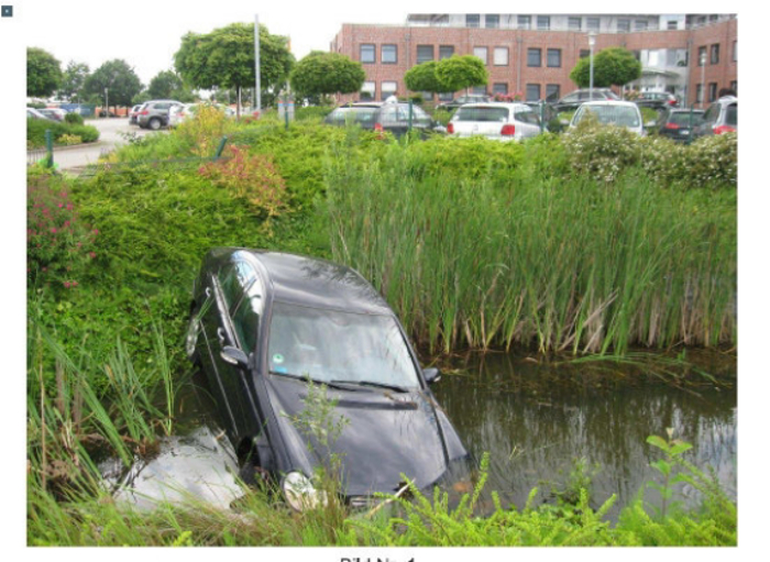 Lensahn Auto landete in einem Teich Onlinenachrichten