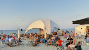 Pures StrandKlub-Feeling zum Saisonabschluss in Niendorf – Sommerausklang mit heißen Beats und coolen Getränken